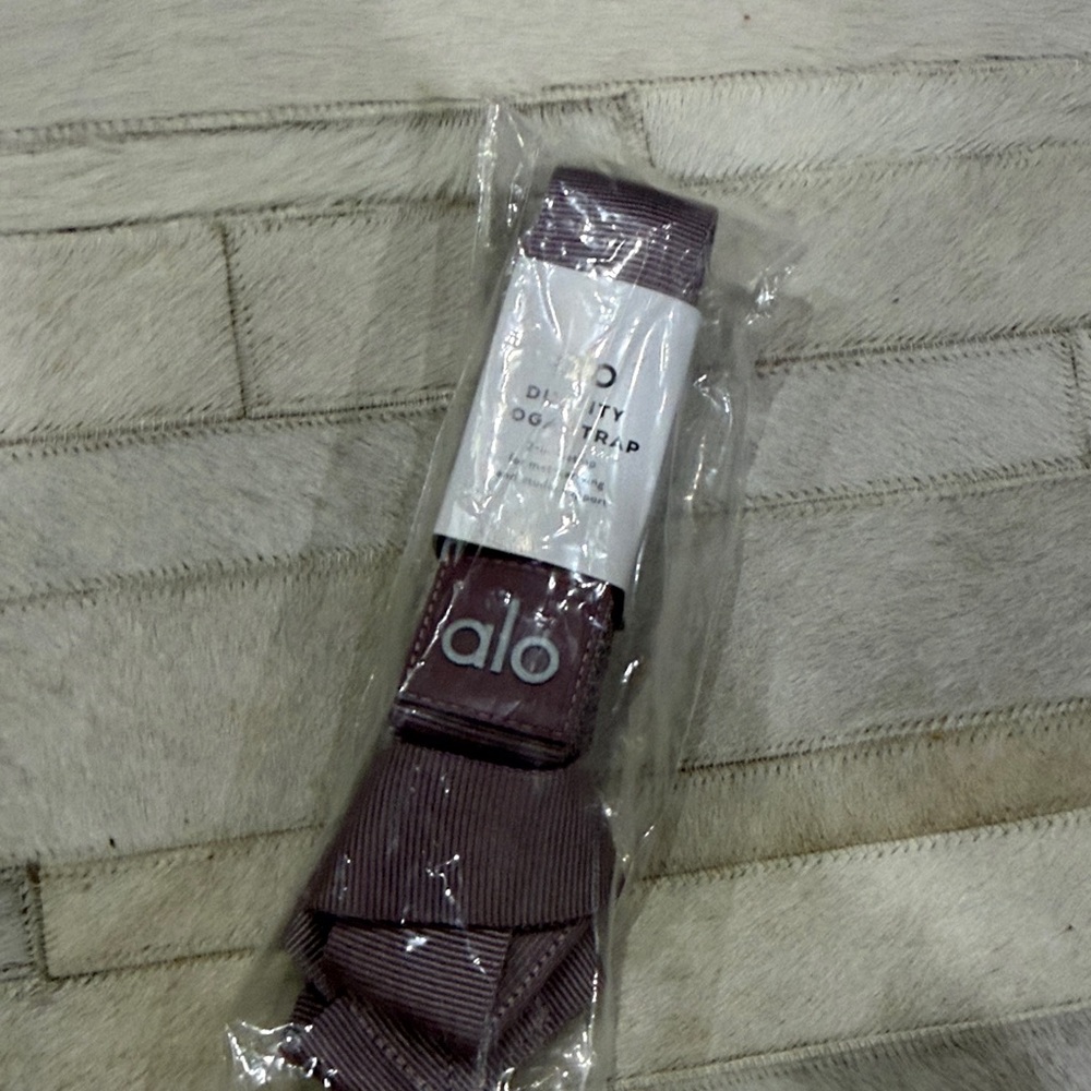 alo yoga Duality yoga strap- Soft Mauve - Picture 8 of 9